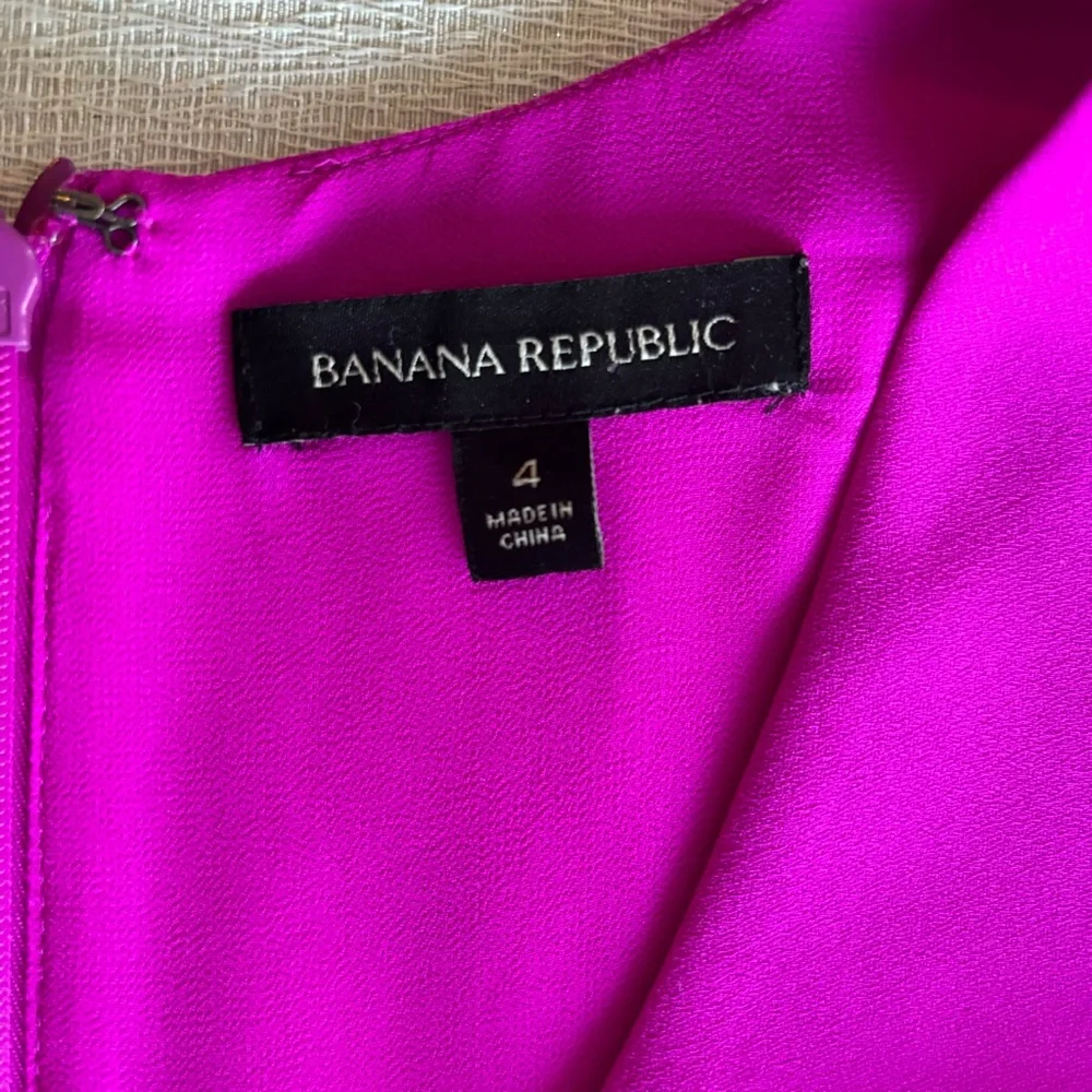 Elegant Banana Republic Magenta V-Neck Bell Sleeve Shift Dress. Size 4 - Picture 4 of 7
